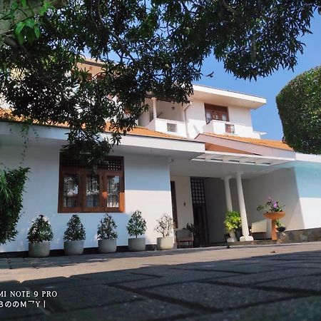 Suriya Arana Acomodação com café da manhã Negombo Exterior foto