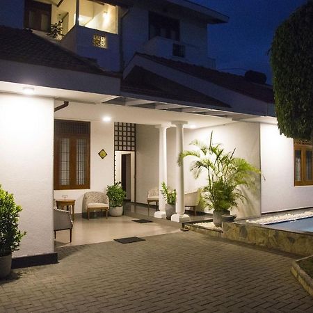 Suriya Arana Acomodação com café da manhã Negombo Exterior foto