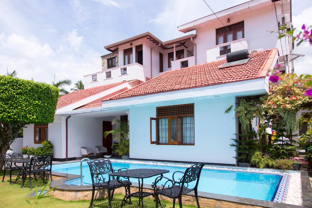 Suriya Arana Acomodação com café da manhã Negombo Exterior foto